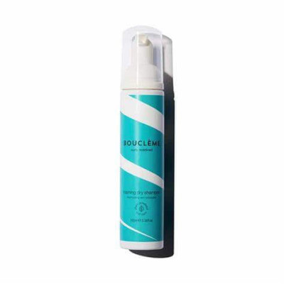 Fľaštička Bouclème foaming dry shampoo 100 ml – penový suchý šampón pre kučeravé vlasy, osviežuje korienky a dodáva objem.