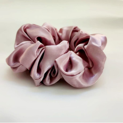 Saténová gumička Scrunchies Metallic Grey – na ochranu vlasov