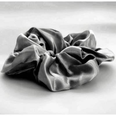 Saténová gumička Scrunchies Metallic Grey – na ochranu vlasov