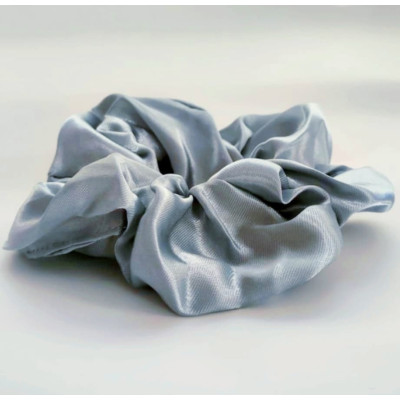 Saténová gumička Scrunchies Metallic Grey – na ochranu vlasov