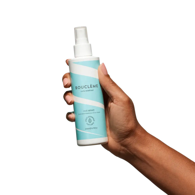Boucleme Root Refresh 200 ml — bielomodrý sprej na osvieženie korienkov, hydratuje pokožku hlavy, curly girl