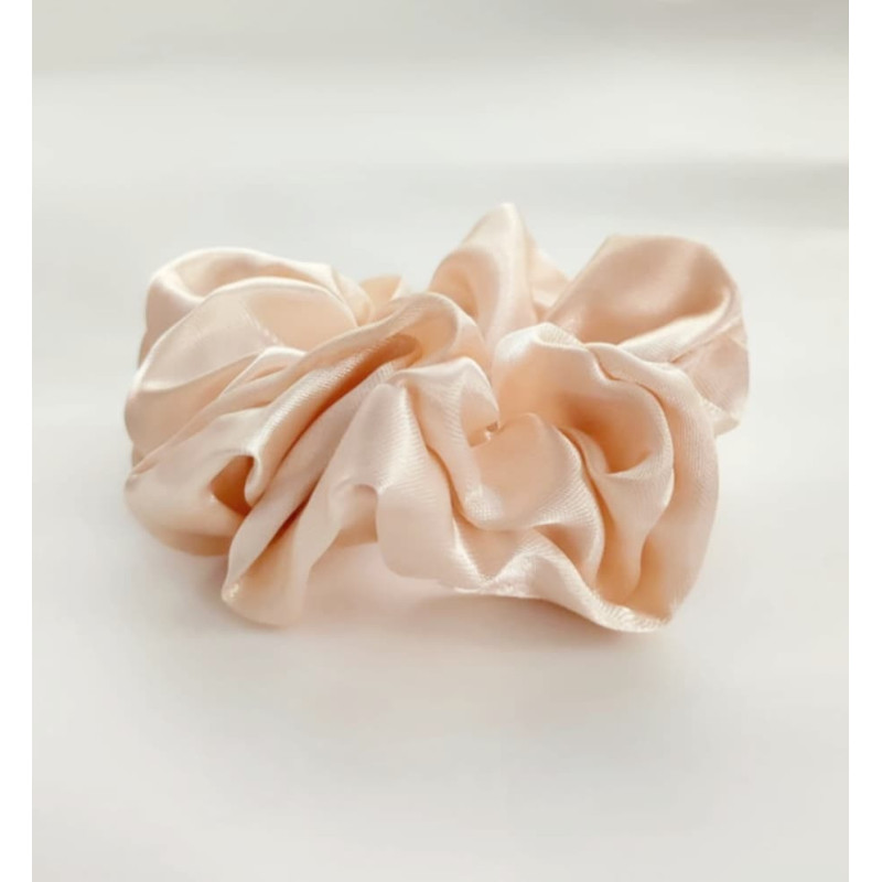 Jemná saténová gumička Scrunchies Beige – na ochranu vlasov