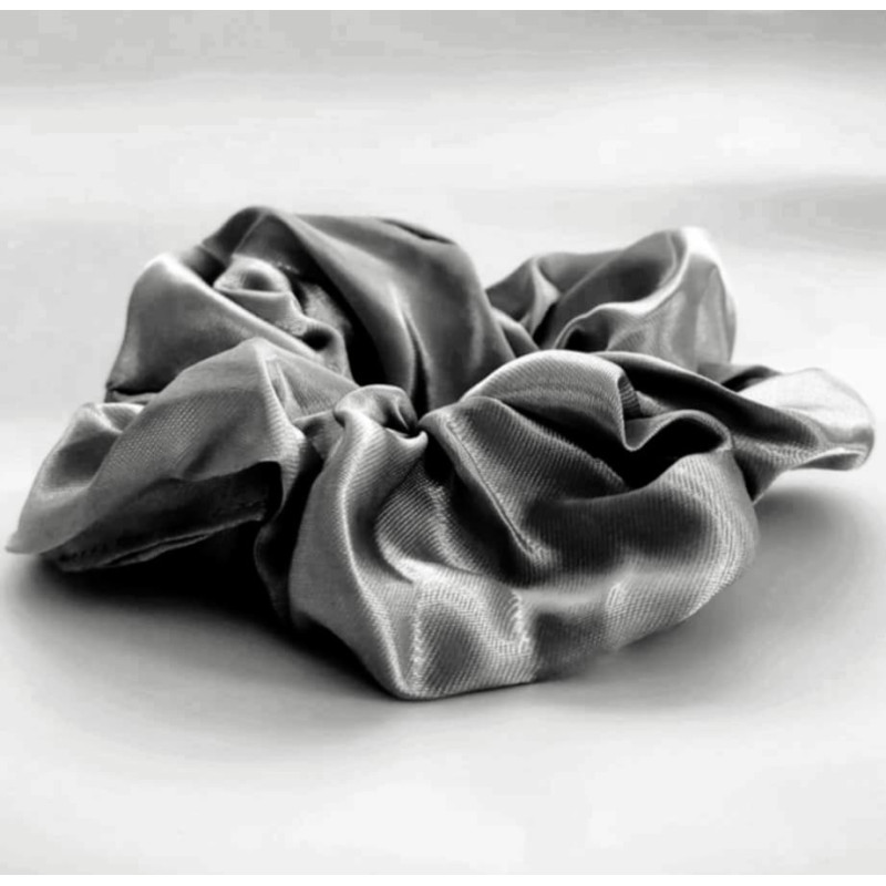 Klasik saténová scrunchies metallic grey